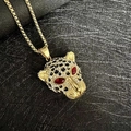 Dettaglio ravvicinato del ciondolo a testa di leopardo dorato con strass e occhi rossi - Occhi Rossi Dorati Solo Ciondolo (Senza Catena)