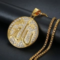 Collana con pendente in acciaio inossidabile placcato oro e zirconi su sfondo nero - Solo ciondolo dorato