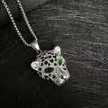 Dettaglio del ciondolo a testa di leopardo con strass e occhi in pietre verdi - Color Acciaio Occhi Verdi Solo Ciondolo (Senza Catena)