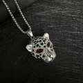 Vista dettagliata del ciondolo a testa di leopardo con occhi rossi e pavé di cristalli - Acciaio Occhi Rossi Ciondolo Solo (Senza Catena)