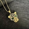 Macro di un ciondolo a forma di leopardo hip-hop con strass e occhi in pietre verdi - Pendaglio Occhi Verdi Oro
