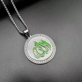 Dettaglio del ciondolo Allah in acciaio inossidabile con smalto verde e zirconi - Ciondolo Singolo Color Argento