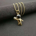 Collier pendentif astronaute doré avec visière noire et détail d'étoile sur fond noir - Pendentif doré uniquement