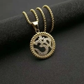 Collana con ciondolo Om dorato con cristalli bianchi e bordo dentato su fondo grigio - Ciondolo Oro Solo (Senza Catena)