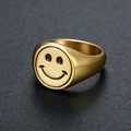 Dettaglio di anello a sigillo in acciaio dorato con design smiley in smalto nero - US 6 / Oro