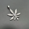 Dettaglio del ciondolo a foglia in acciaio inossidabile con zircone centrale da 9mm - Solo ciondolo d'argento