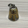 Nahaufnahme der Vintage-Biker-Glocke mit goldenem Kreuz und Flügeln auf Holz - Zweifarbig Gold (Goldenes Kreuz)