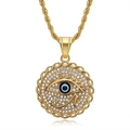 Dettaglio del ciondolo Occhio di Horus placcato oro con cristalli blu e catena - Solo ciondolo / Oro