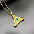 Dettaglio del ciondolo a triangolo occhio del male placcato oro con motivo punk vintage - Solo Ciondolo (Senza Catena) / Oro