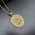 Vergulde hiphop-ketting met reliëfhanger van heilige en glanzende zirkonia-stenen - Hanger Zonder Ketting (FZ031)
