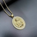 Collar hip hop dorado con colgante en relieve y circonitas en una cadena de caja clásica - Colante Solo (Sin Cadena) (FZ028)