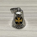 Dettaglio del ciondolo a campana da motociclista vintage in acciaio con croce d'oro - Campanello Singolo Bicolore Oro