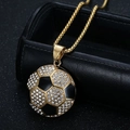Vue détaillée du pendentif ballon de foot doré avec strass brillants et émail noir chic - Grand Pendentif Football Doré Seul (Sans Chaîne)
