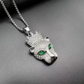 Dettaglio macro del ciondolo leopardo hip-hop argento con corona e pietre verdi - Testa di Leopardo Corona Argento / Ciondolo Argento Solo (Senza Catena)
