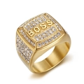 Dettaglio macro dell'anello dorato BOSS da uomo con zirconi cubici scintillanti incastonati - US 7 / Oro