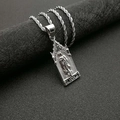 Vue macro d'un pendentif religieux avec relief de la Vierge Marie sur cadre acier - Pendentif Noirci Acier