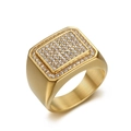 Dettaglio macro di anello chevalier hip hop oro da uomo con cristalli rettangolari - US 7 / Oro