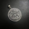 Dettaglio macro della medaglia di San Michele con incisione in rilievo del santo patrono - Ciondolo Solo (Senza Catena) / Argento Acciaio Vintage