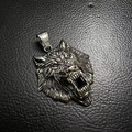 Dettaglio ravvicinato del ciondolo a testa di lupo vichingo in argento antico - Pendaglio Acciaio Vintage