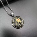 Détail du pendentif Templier avec gravure Armure de Dieu et bouclier à croix rouge - Pendentif Unique Bicolore