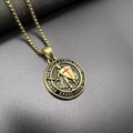 Primer plano del colgante templario chapado en oro con cruz roja y versos bíblicos - Solo colgante dorado