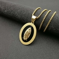 Collier avec pendentif ovale Vierge Marie dorée, cadre mat et chaîne boîte sur fond gris - Pendentif Seul (Sans Chaîne) / Doré