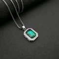 Vista macro del colgante rectangular de gema verde con halo de circón en cadena plata - Strass Verde Color Acero (Colgante Solo (Sin Cadena))