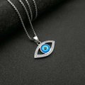 Macro di collana in argento con ciondolo occhio blu e cristalli su sfondo grigio scuro - Occhio Blu Grande Argento (Ciondolo Solo (Senza Catena))