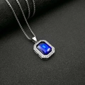 Vista macro detallada del colgante con gema azul rectangular y cristales brillantes engastados - Strass Azul Color Acero (Colgante Solo (Sin Cadena))