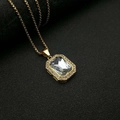 Primer plano del colgante rectangular con gema y microdiamantes sobre cuero negro - Strass Blanco Tono Dorado (Colgante Solo (Sin Cadena))