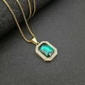 Detalle de un collar bañado en oro con gema verde corte esmeralda y halo de circonitas - Strass Verde Tono Dorado (Colgante Solo (Sin Cadena))