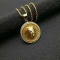 Macro-opname van goudkleurige leeuwenkop medaillon hanger met gezette zirkonia kristallen - Goud Hanger Zonder Ketting (Witte Ogen)