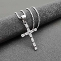 Dettaglio macro del ciondolo a croce in argento con undici cristalli scintillanti rotondi - Ciondolo Singolo Color Argento
