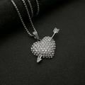 Collar hip-hop con colgante de flecha a través del corazón en plata con circonitas cúbicas - Solo colgante plateado