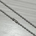 Gedetailleerde macro-opname van een 3mm ovalen ball ketting met buisvormige sluiting - Zilver 3mm*62.5cm Ovalen Kraalketting