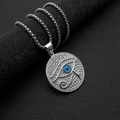Nahaufnahme des silbernen Hip-Hop-Anhängers mit blauem Auge des Horus und klaren Zirkonia - Kleiner Silberner Anhänger Ohne Kette