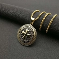 Detail van de gouden Tempeliers hanger met Latijnse inscriptie op een ronde box ketting - Alleen hanger / Gouden Eenvoudige Hanger (Zonder Diamanten)