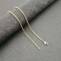 Poliertes Gold-Box-Kette Halskette mit Karabinerverschluss auf dunklem Displayständer - 1.9mm*61cm / Gold