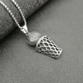 Collana con pendente a canestro da basket in acciaio inossidabile lucido su sfondo grigio - Ciondolo Singolo Color Argento