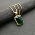 Dettaglio collana hip hop placcata oro con gemma verde rettangolare e diamanti incastonati - Pendente Singolo (Senza Catena) / Ciondolo Pietra Verde Oro