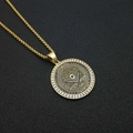 Detalle de colgante masónico bañado en oro con circonitas y el ojo de la providencia - Colgante Dorado Solo (sin cadena)