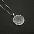 Macro dettagliata del ciondolo massonico placcato argento con zirconi e incisione dell'occhio - Ciondolo Color Acciaio Solo (Senza Catena)