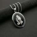 Collana hip hop con pendente ovale in argento, mani in preghiera e bordo greco - Ciondolo Singolo Color Argento