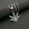 Dettaglio del ciondolo a foglia hip hop con smalto verde e zirconi bianchi brillanti - Ciondolo Singolo Color Argento
