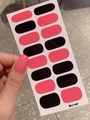 Nahaufnahme von schwarz-rosa selbstklebenden Nagelstickern auf weißer Trägerkarte - Schwarz & Rosa Zweifarbig (LT-007) / Einzelblätter