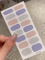 Détail de stickers à ongles adhésifs lavande et rose avec paillettes argentées fines - Feuilles Individuelles