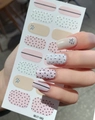 Détail de stickers ongles LT-062 avec motifs de cœurs et rayures roses et beiges - Feuille Nue (LT-062)