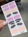 Dettaglio di adesivi per unghie con foglie in tonalità rosa e nude minimalisti, modello LT-061 - Stile Dipinto con Foglie (LT-061) / 14 Adesivi/Foglio