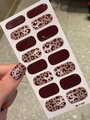 Detailansicht der dunkelbraunen Leoparden- und weinroten selbstklebenden Nagelfolien - Weinroter Leopard Stil (LT-023)
