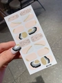 Dettaglio di adesivi per unghie rosa nude con onde e glitter applicati sulle unghie - Stile Trama Marmo Rosa Nude (LT-055) / Fogli Singoli